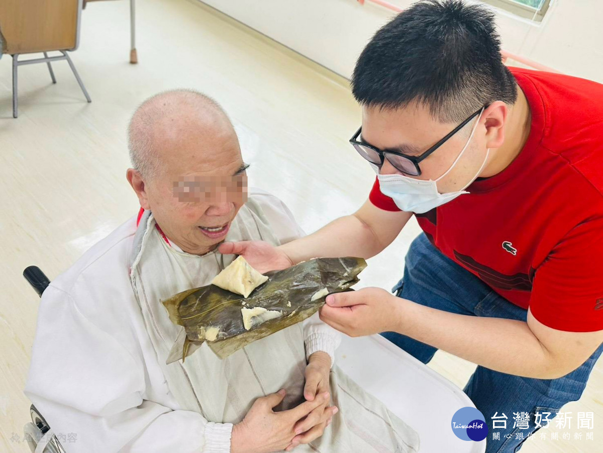 工作人員貼心協助長輩剝粽葉，讓長輩們享受年節美食