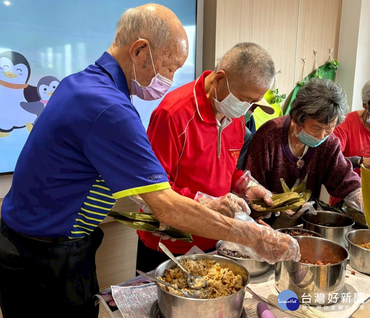 粽葉飄香端午佳節傳遞溫情　田中秀和苑日照中心長者樂包粽