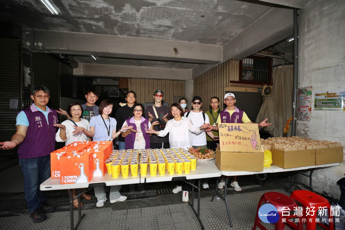 電影《我的網紅女兒》近日於嘉義市開拍，日前嘉義市長黃敏惠特地攜在地美食伴手禮，前往拍攝現場東市場探班／嘉義市府提供