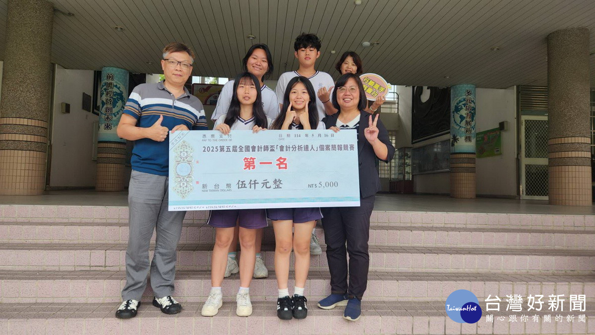 劉校長恭賀同學獲全國第一。（投商提供）<br />
<br />
