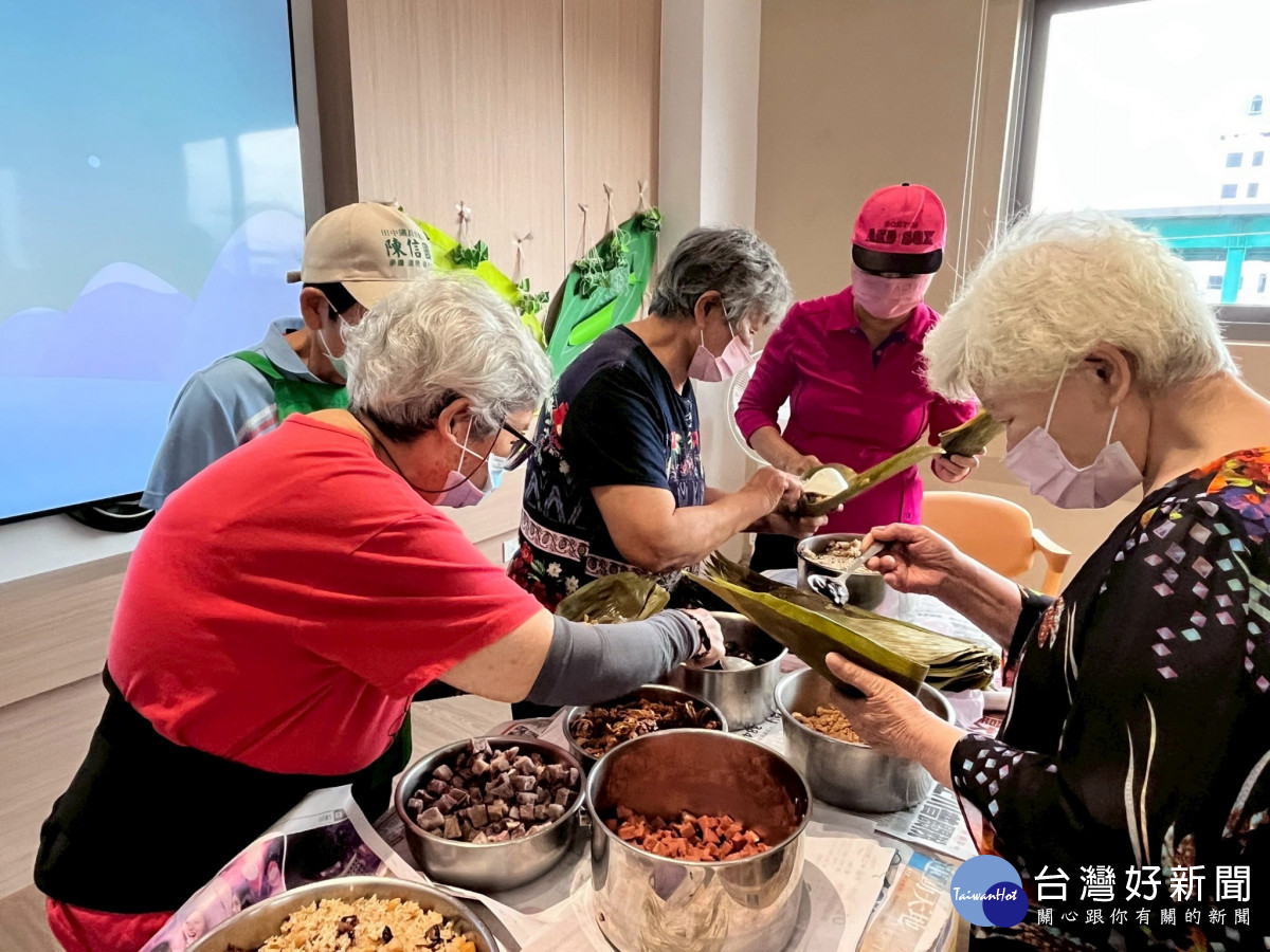 端午佳節傳遞溫情，田中秀和苑日照長輩「包粽」樂。圖／秀傳提供