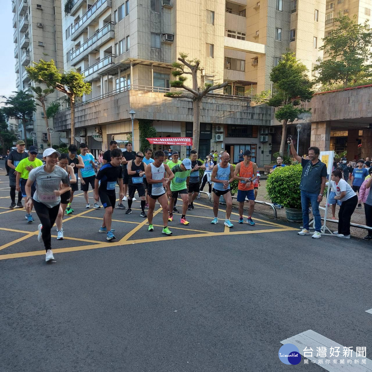 龍潭區百年里社區路跑。