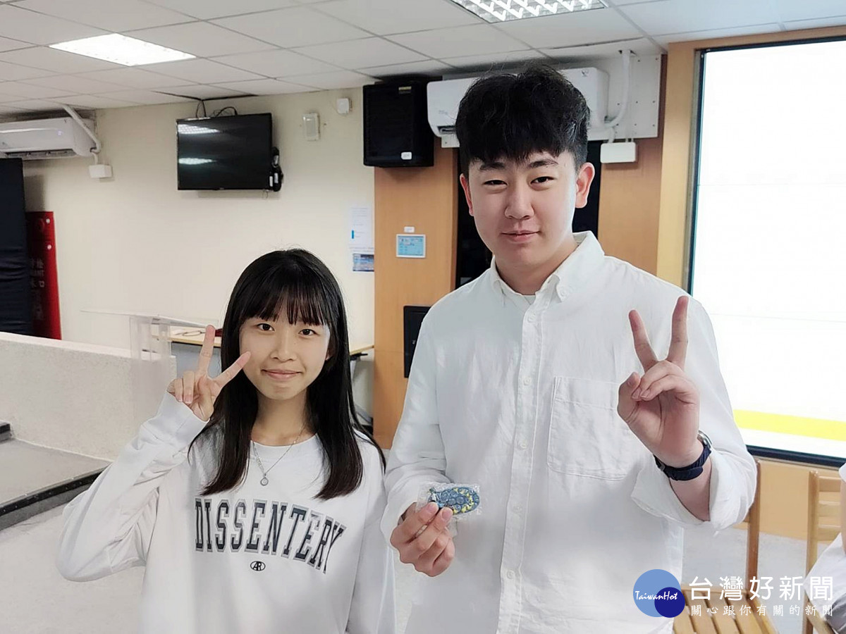 永豐學生熱烈提問後喜獲講師親贈小禮物