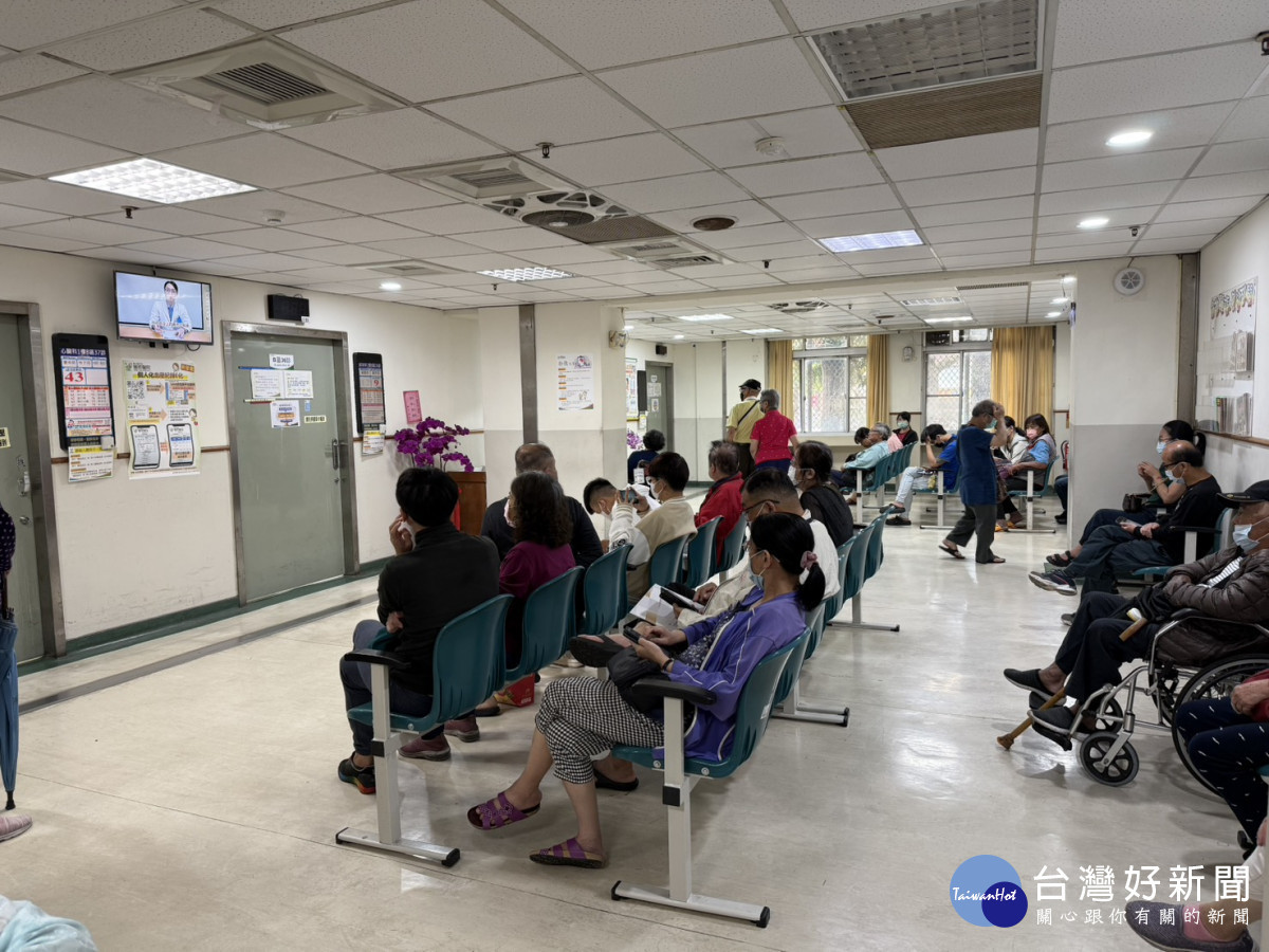 豐原醫院提供充足疫苗、抗病毒藥物與快篩試劑歡迎鄉親多加利用。