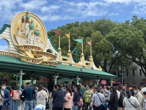 端午連假首日好天氣，六福村票口前排隊人潮。