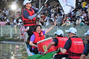 鹿港慶端陽「國際龍舟錦標賽」由中彰投友誼賽正式開鑼，體驗獨特節慶魅力。圖／記者鄧富珍翻攝