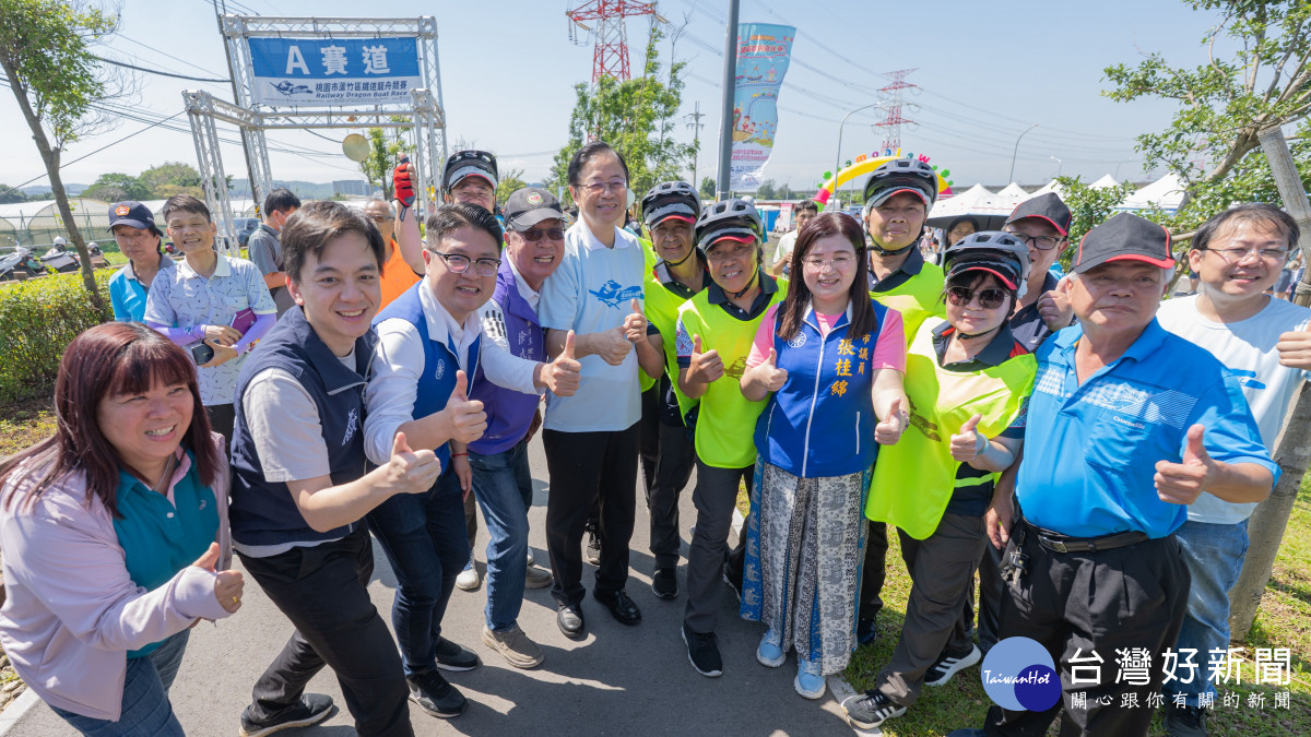 張市長及貴賓與參賽隊伍開心合影。