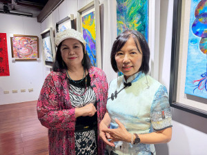 張珮玲(左)與何幸玉師生流動藝術展。