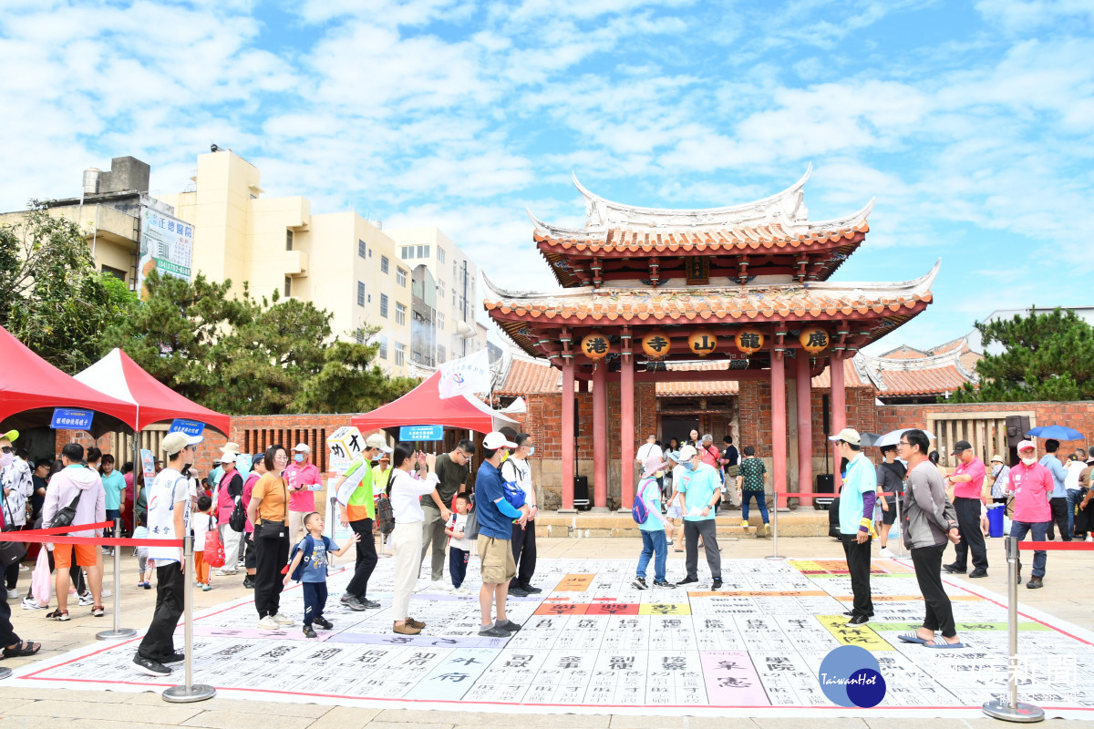 鹿港「趣味童玩闖關」慶端陽，10尺長巨幅書法添亮點。圖／記者鄧富珍翻攝