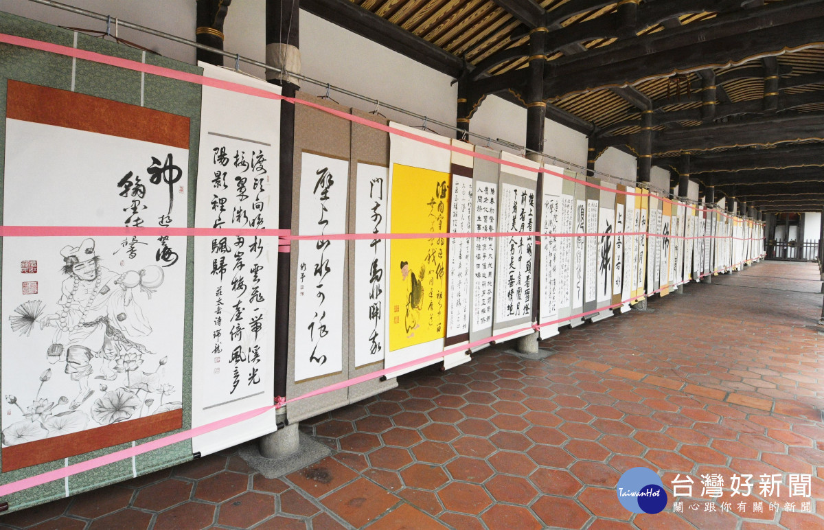 彰化縣書法協會這次由9位老師書寫，作品特別裁切適合居家布置的作品，裝裱之後非常優美，圖／記者鄧富珍翻攝