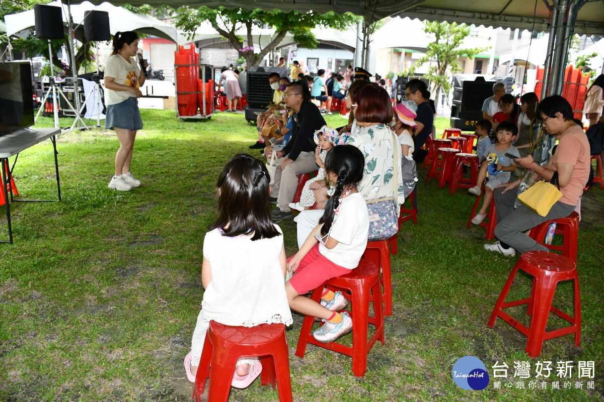 在後站廣場草地上大姊姊說鐵道故事。圖／彰化市公所提供