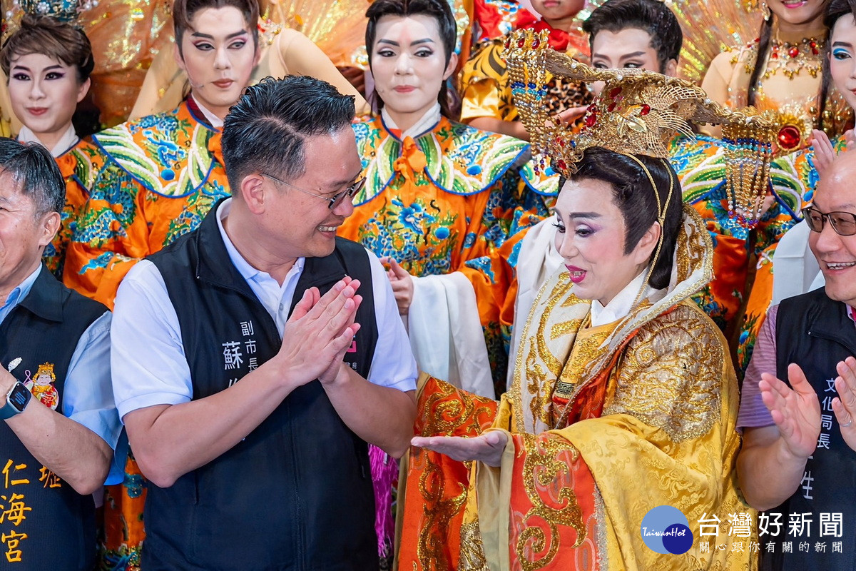 桃園市副市長蘇俊賓出席「2025閩南傳統藝術巡演－明華園戲劇總團巡演」。