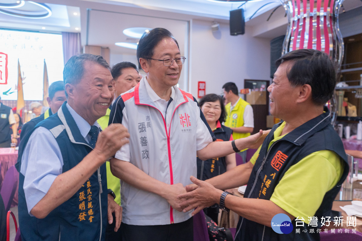 張市長與宗親會會員們熱情互動。<br />
<br />

