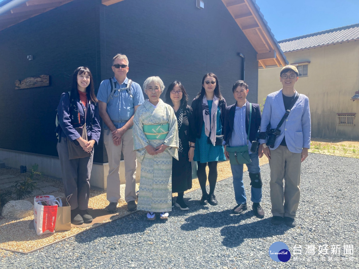 四日市市說故事小組出口敦子小姐與團隊。(陽明交大六燃博物館團隊提供)