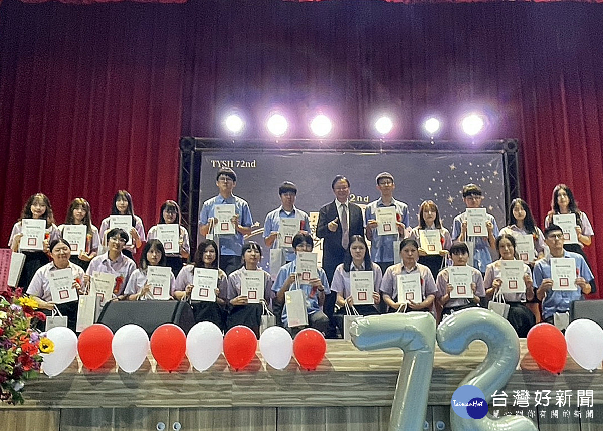 張善政市長出席桃園高中畢業典禮「柒貳物語」    與同學歡慶畢業