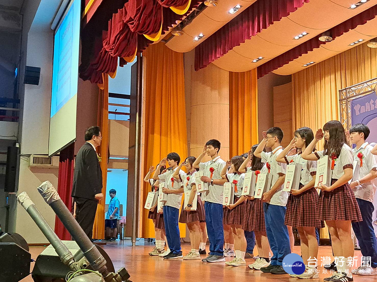 張善政市長出席陽明高中畢業典禮         與同學歡慶畢業