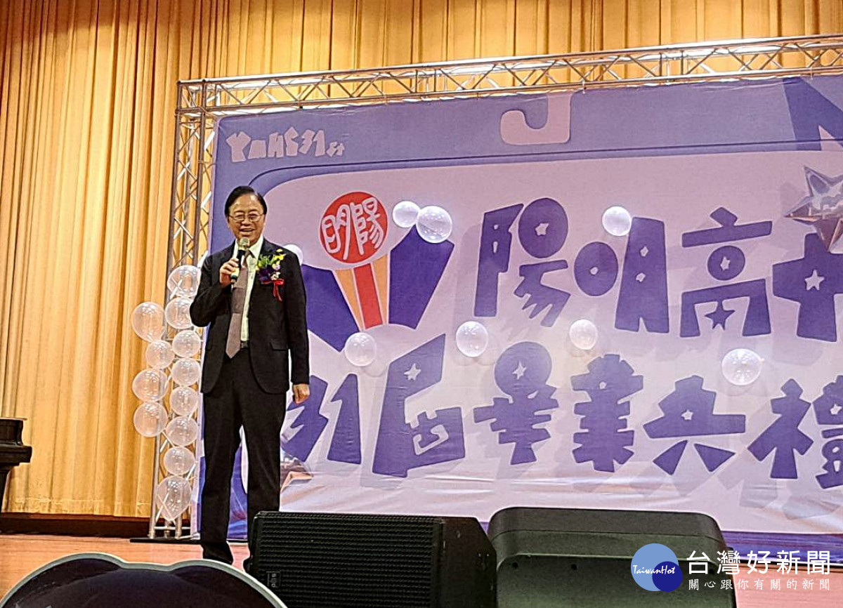 張善政市長出席陽明高中畢業典禮         與同學歡慶畢業