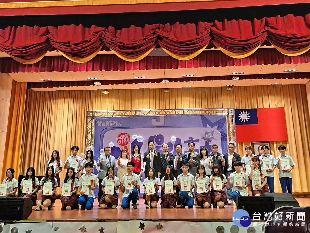 張善政市長出席陽明高中畢業典禮         與同學歡慶畢業
