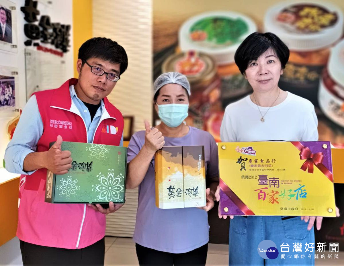 雲姐(中)與同事相處愉快並對自家公司產品讚賞。
