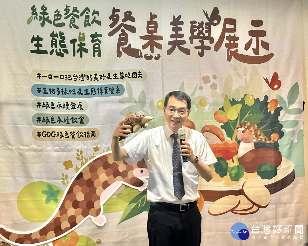 暨大校長武東星對同學發揮巧思，以校園素材製作出維妙維肖的穿山甲，大表稱許。（暨大提供）