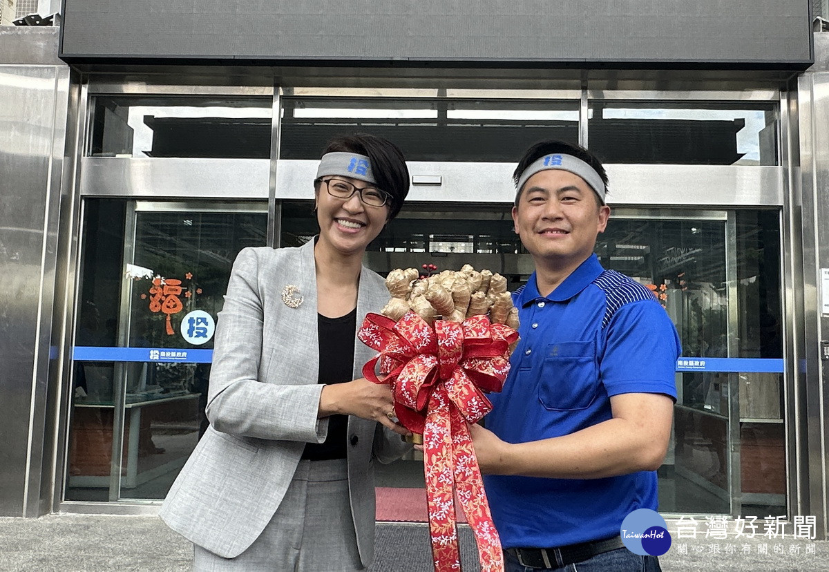 連會長贈送許縣長一桶薑代表在地產業榮景。（記者扶小萍攝）