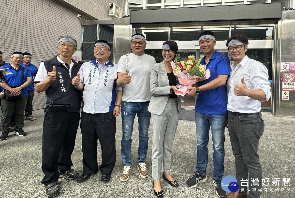 青農送上蔬果花束色彩豐富。（記者扶小萍攝）