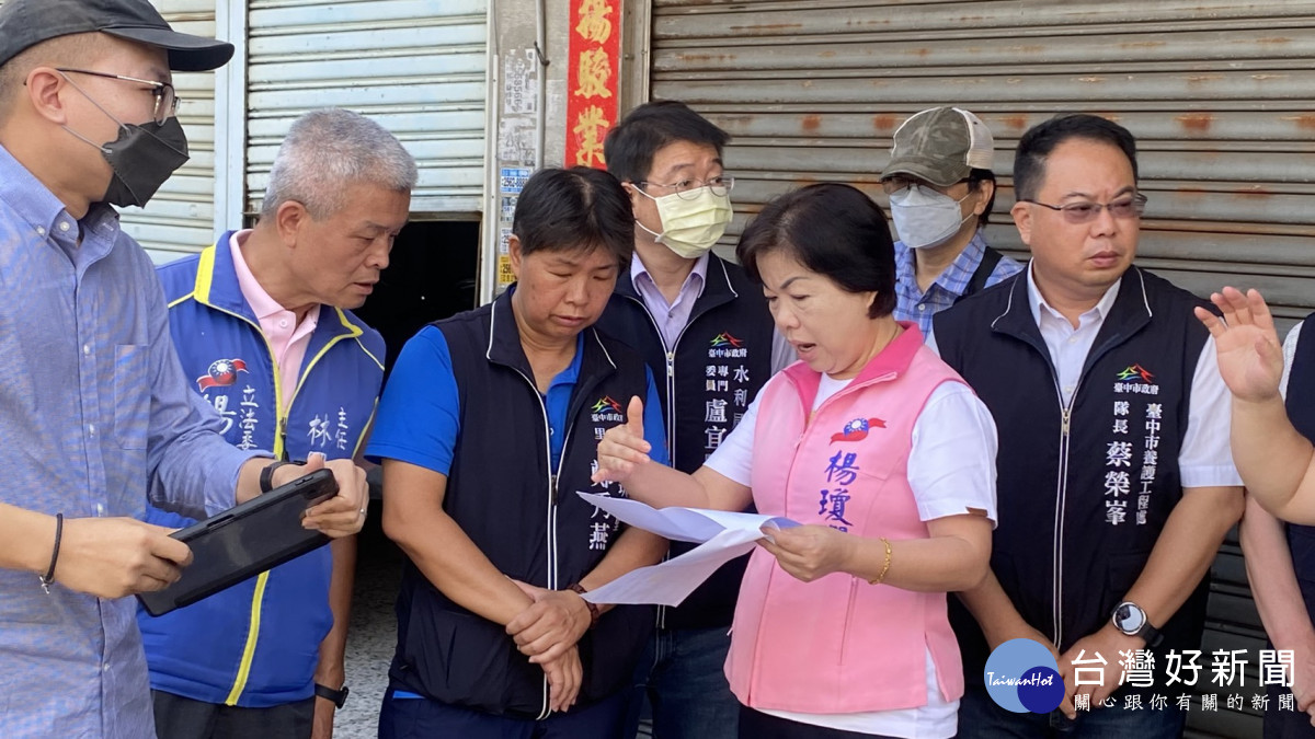 立委楊瓊瓔與市議員羅永珍邀集相關單位現勘研議神岡區神清路淹水改善方案。