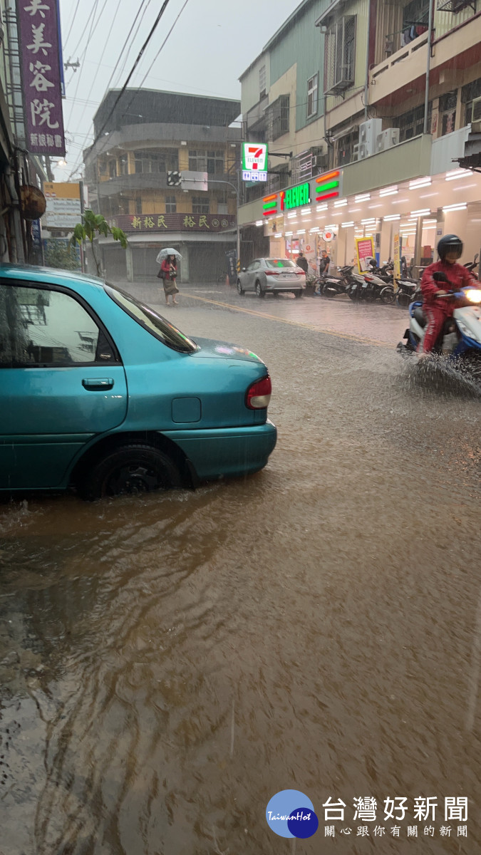 台中市神岡區神清路每次下雨就變成水路。