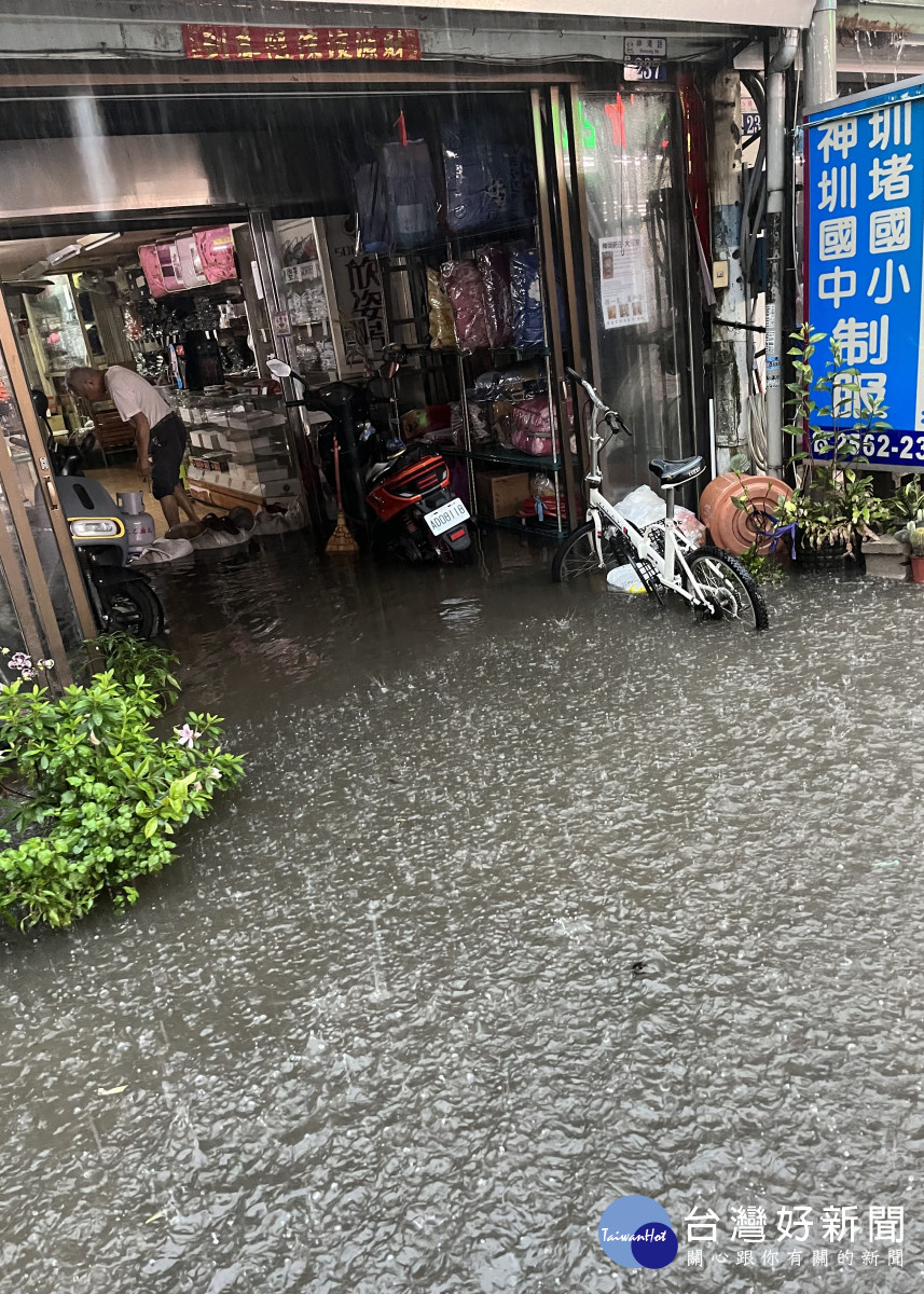 日前豪雨宣洩不及，灌進神清路店家。