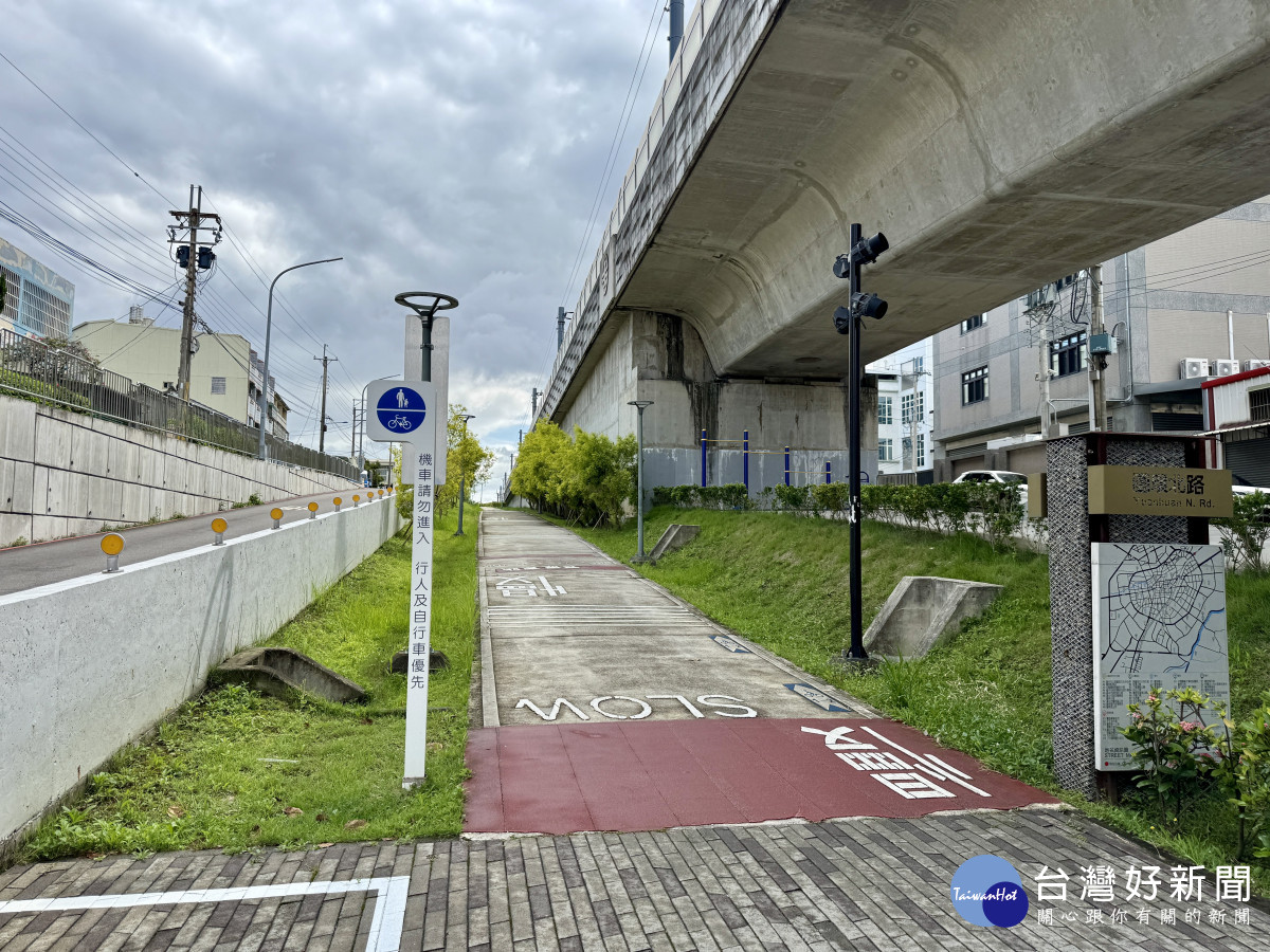 「綠空廊道」距離「東、后豐自行車道」僅約2公里，無專用自行車道串聯。