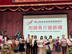 師長接受同學贈花表達感謝。（投商提供）