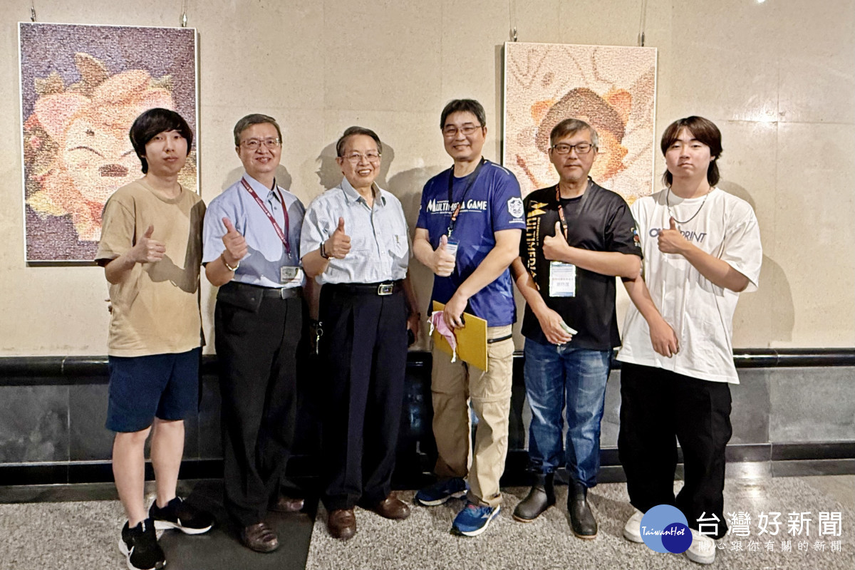 弘光科大多遊戲系師生作品暨畢業展「ONE」，日本籍畢業生門井峻之介(右一)及來自香港的魏子浩(左一)參與策展。（弘光科大提供）