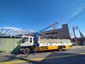 警方提醒，民眾從事高空或機具作業時，應特別留意現場電力設施安全。