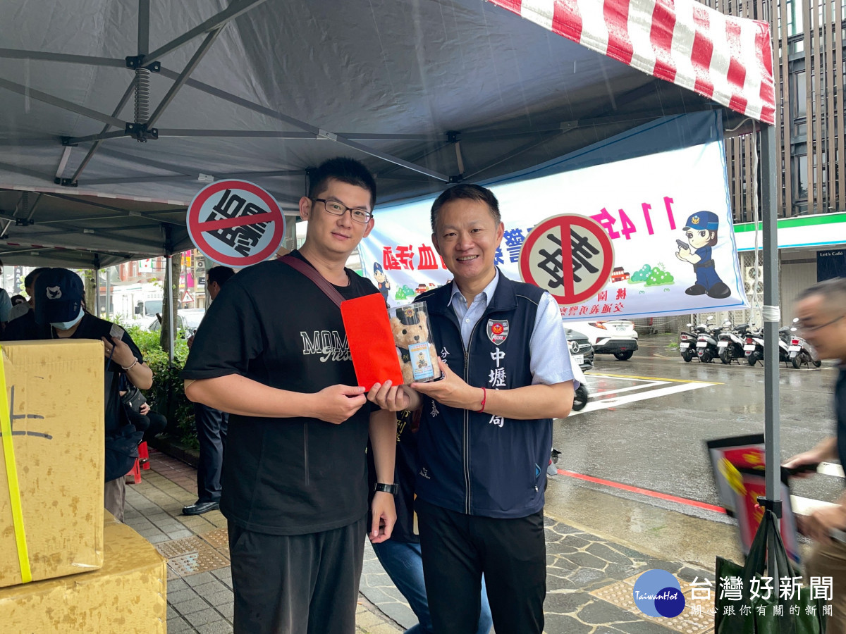 林鼎泰分局長親自頒贈警察小熊和禮券。