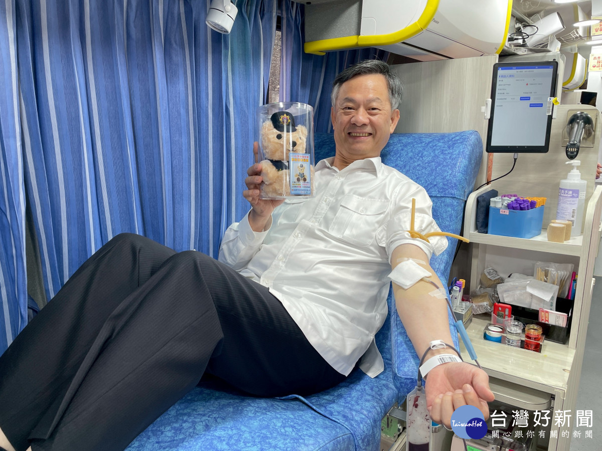 警察局副局長陳武康親至到場挽袖捐血支持。