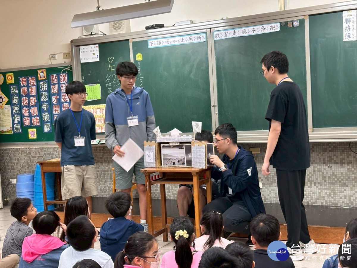 元智大學學生，透過「紙芝居」的演出，講述三國經典故事