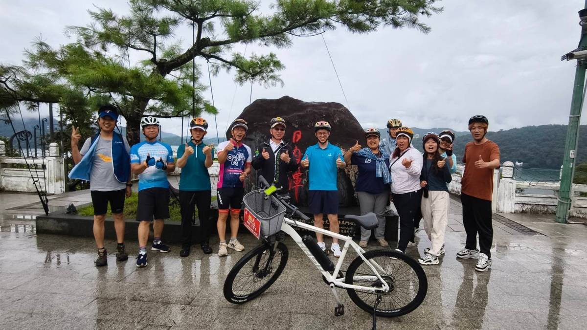 車友們感受靜謐而壯闊的潭面風光，體驗低碳載具與在地永續共生的旅遊魅力。（圖/日管處提供）<br />
<br />
<br />
