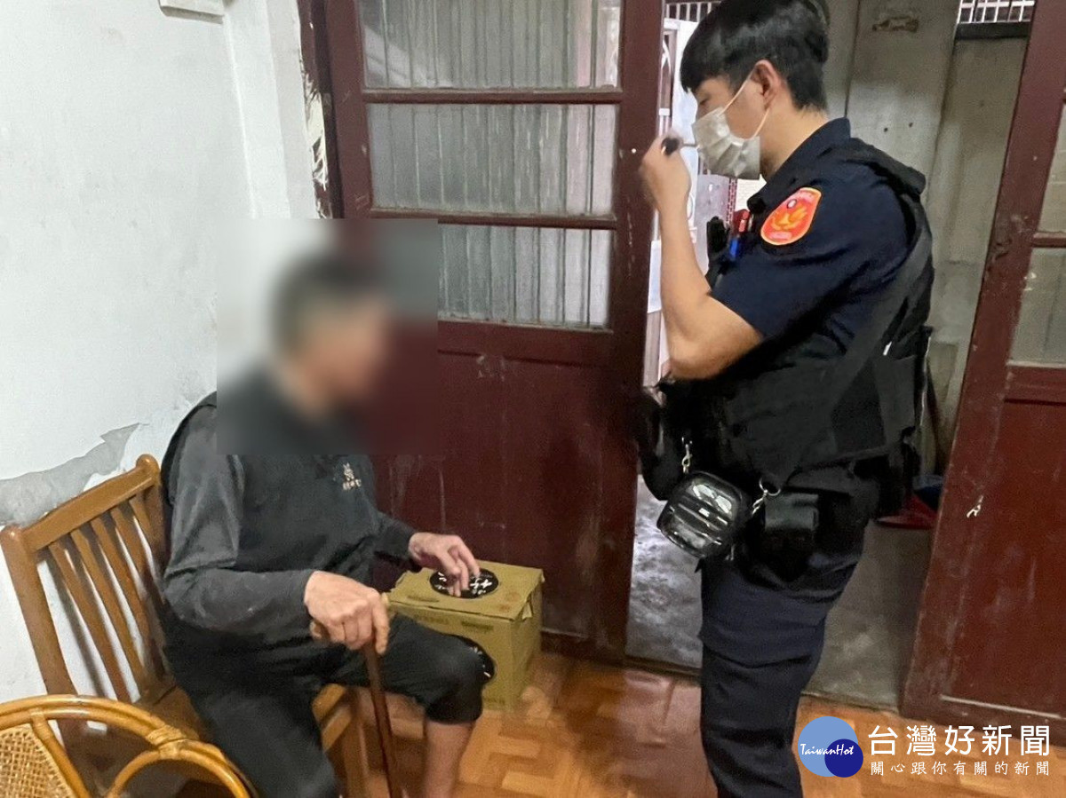 老翁摔倒路旁動彈不得，平鎮警暖心徒步背返家。