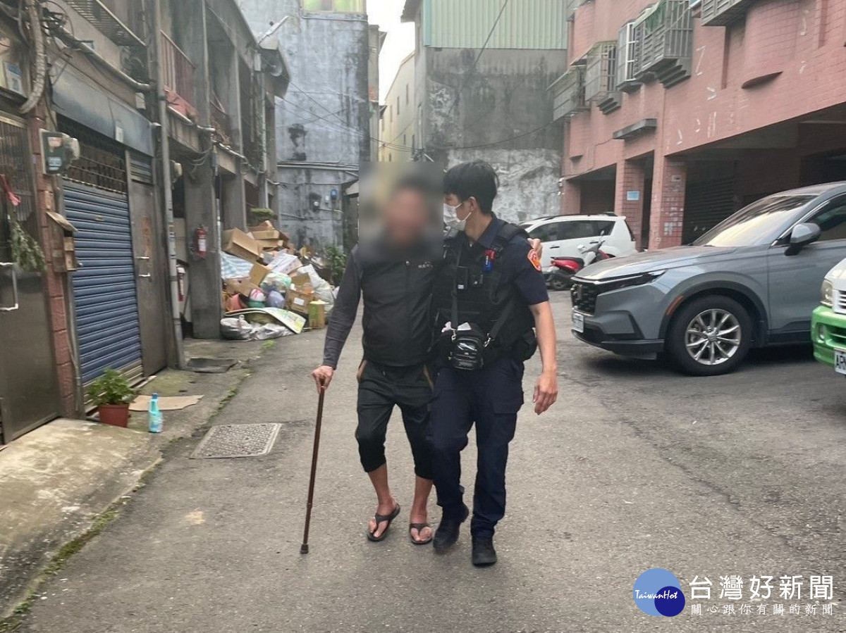 老翁摔倒路旁動彈不得，平鎮警暖心徒步背返家。