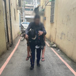 老翁摔倒路旁動彈不得，平鎮警暖心徒步背返家。