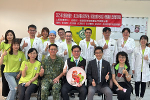 彰基醫學中心總院長陳穆寬教授(前排中坐者)率領7位主任級醫師及義診團隊共14人，第四度前往馬祖義診。圖／彰基醫院提供