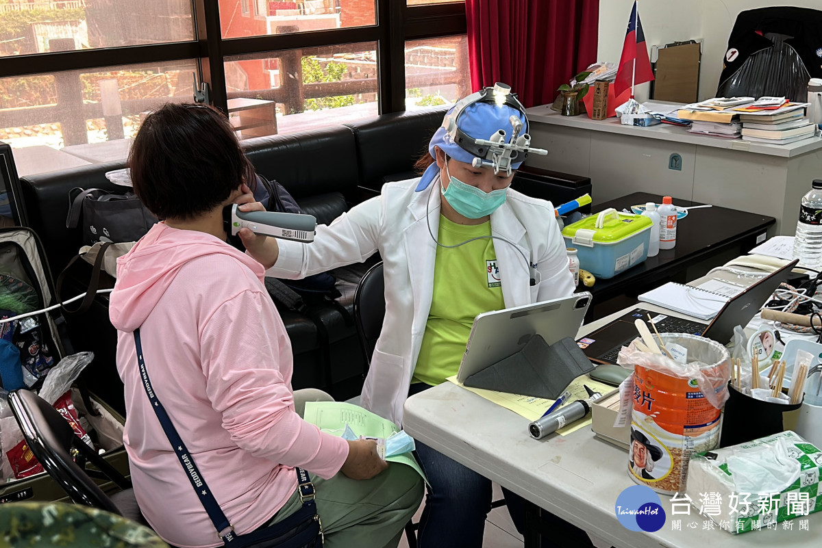 彰基耳鼻喉暨頭頸部副主任謝明妤醫師為民眾進行頸部超音波檢查。圖／彰基醫院提供