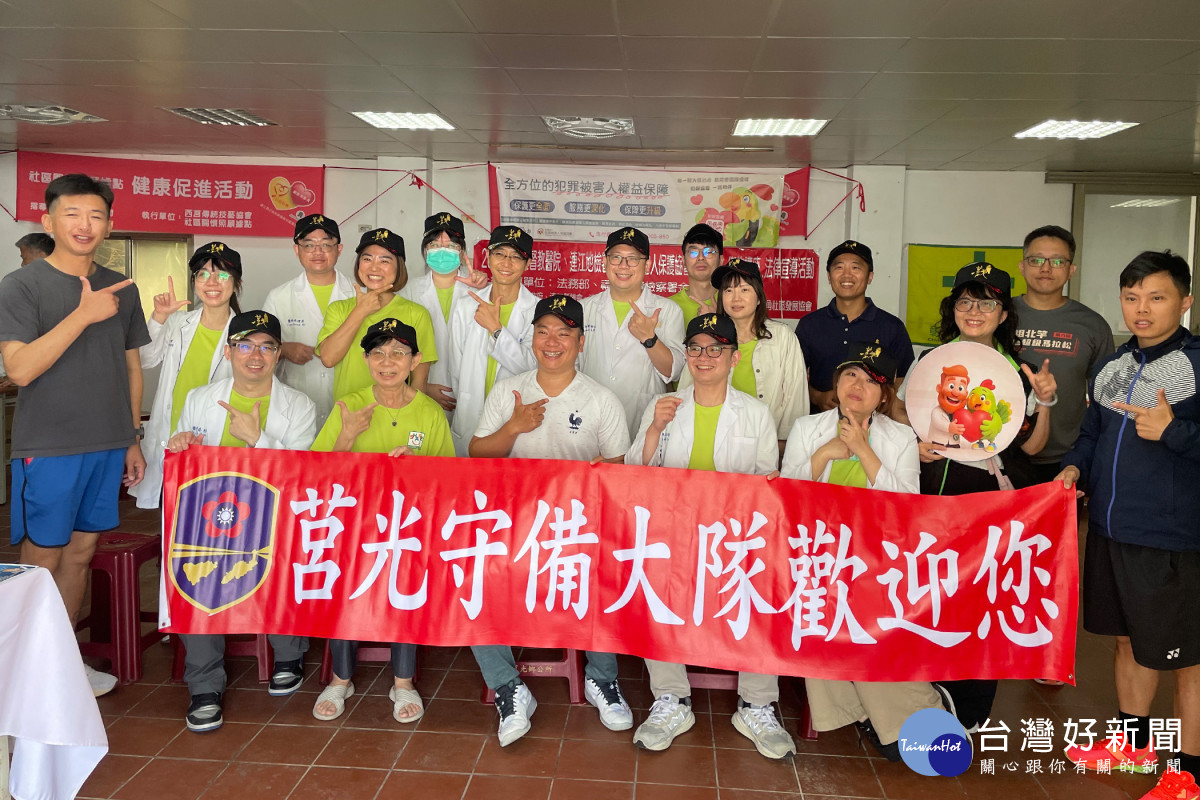 馬防部莒光守備大對致贈義診團隊每人一頂莒光紀念帽。圖／彰基醫院提供