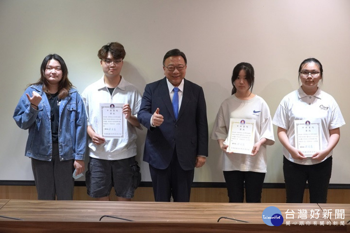 中華書院結業式，校長劉維琪頒發結業證書給同學，並給予勉勵。