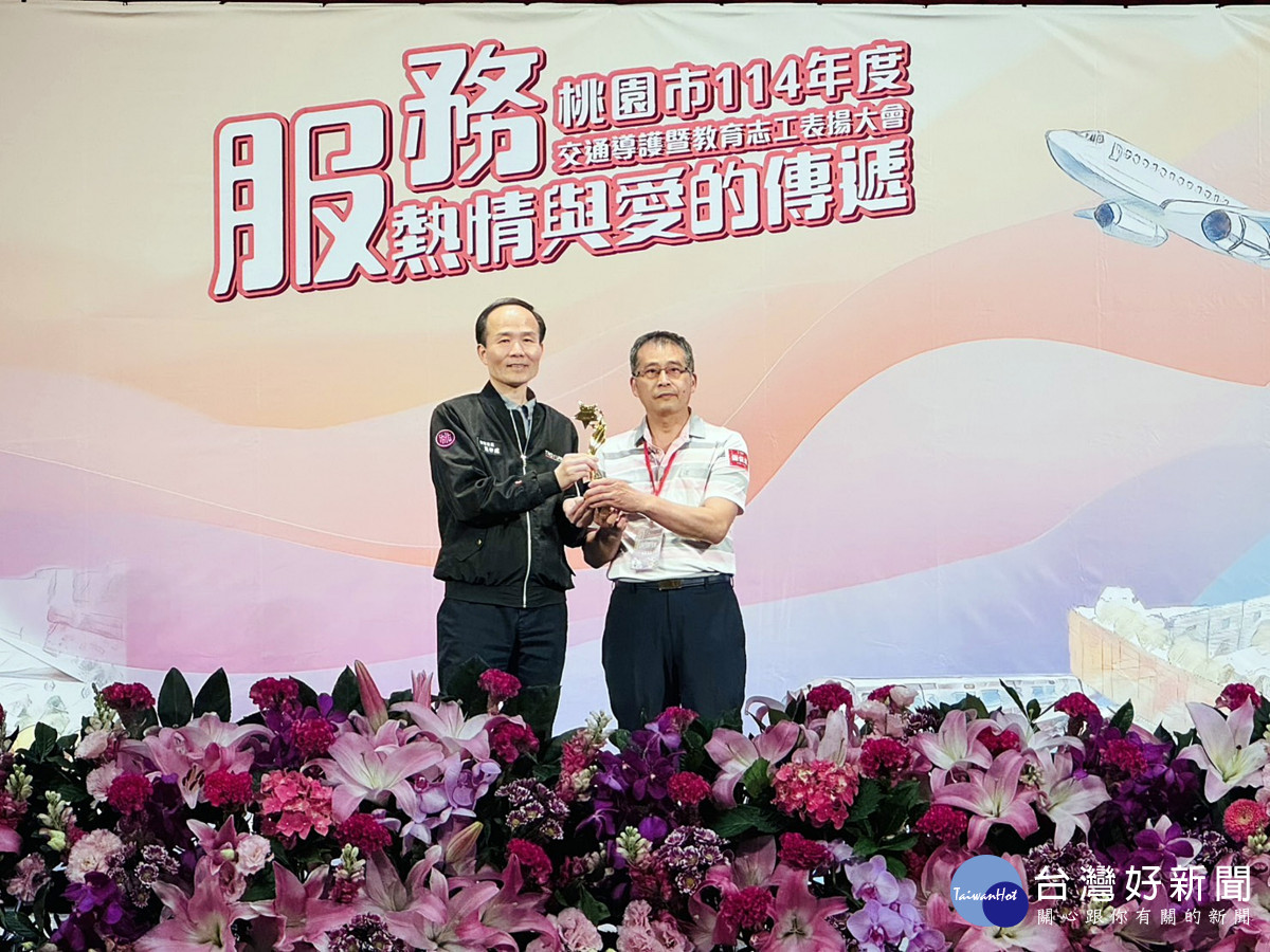 桃市交通導護暨教育志工表揚大會        教育局長劉仲成頒獎
