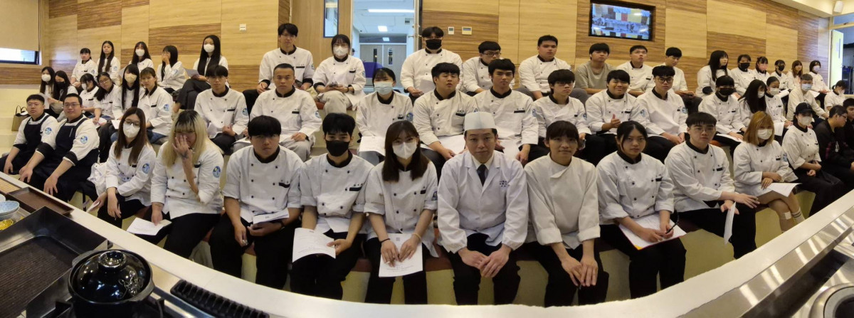 神山師傅與健行科大餐旅系學生合影