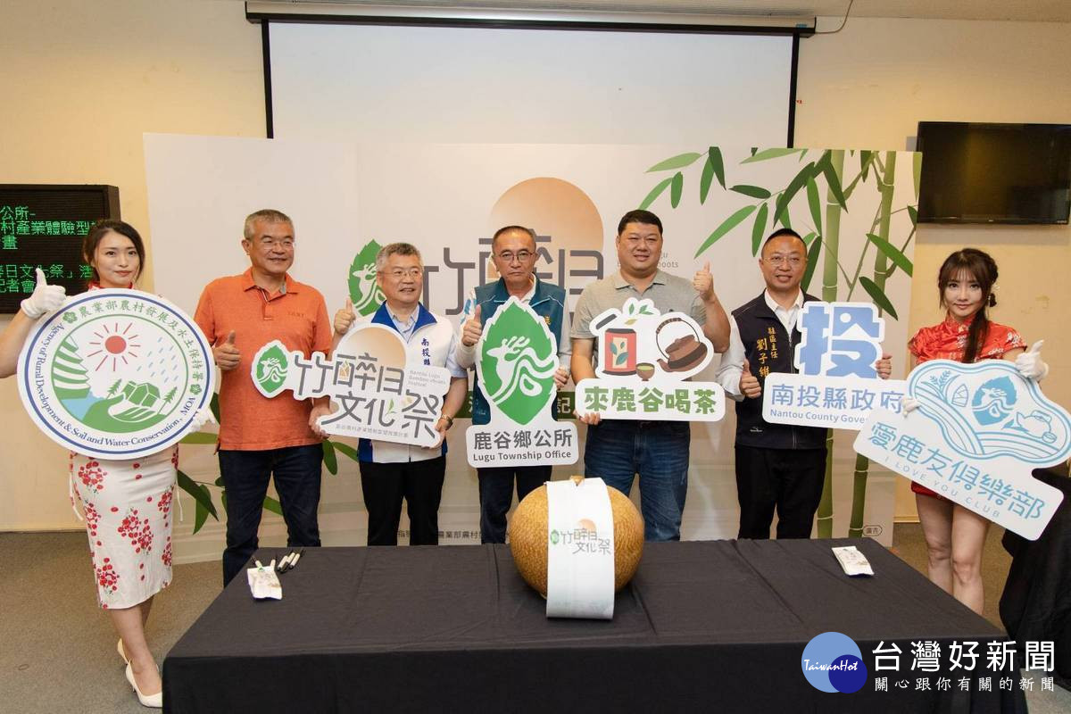 將鹿谷比賽茶茶葉倒入陶罐中，簽名封條，完成封存儀式。（鹿谷鄉公所提供）