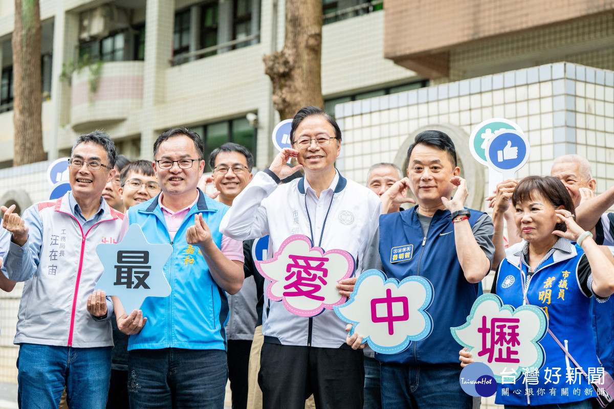 張市長與出席貴賓合照。