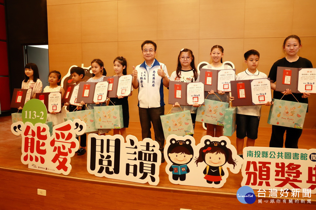 愛閱讀從小扎根許多學童都愛上閱讀。（縣府提供）