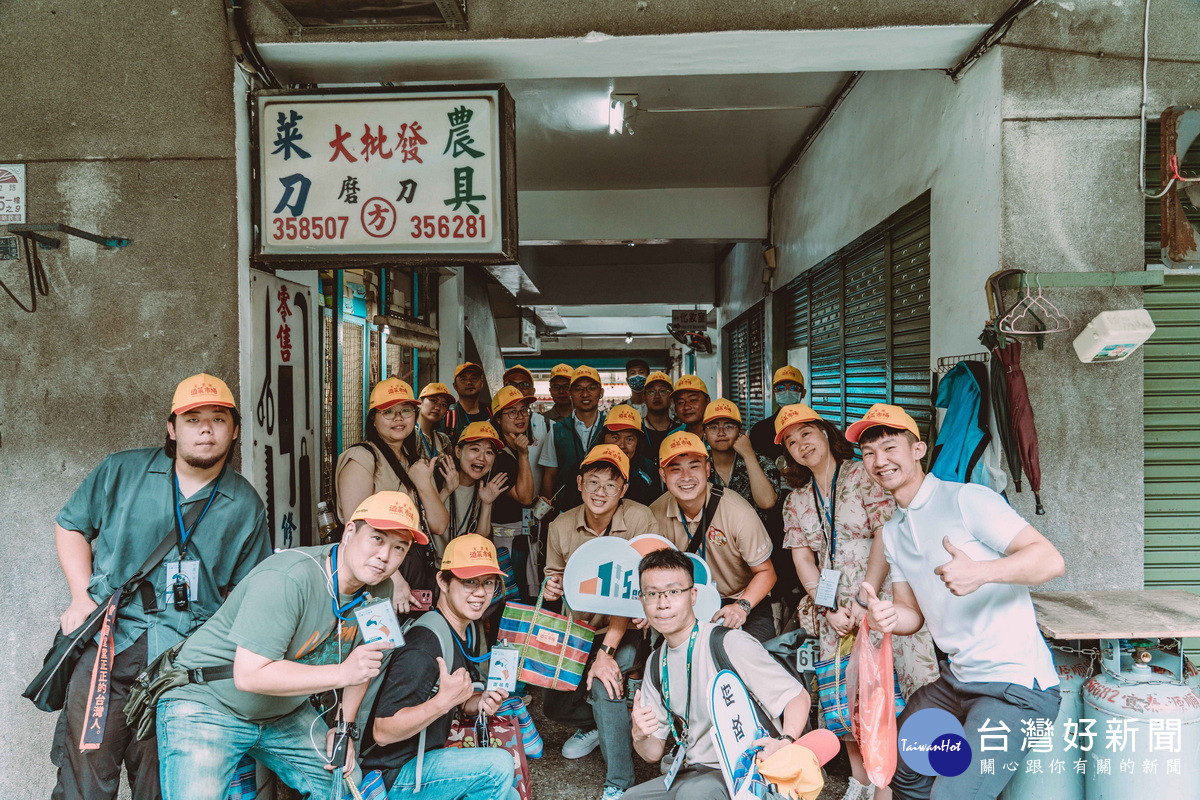 桃園青年團隊走訪宜蘭百年磨刀技藝。<br />
